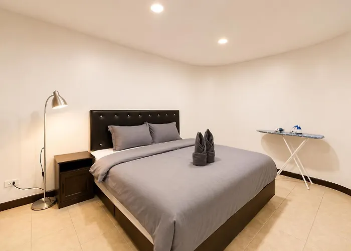 High Floor 2br 1bath Near Bts Night Market 5pax Bangkok
